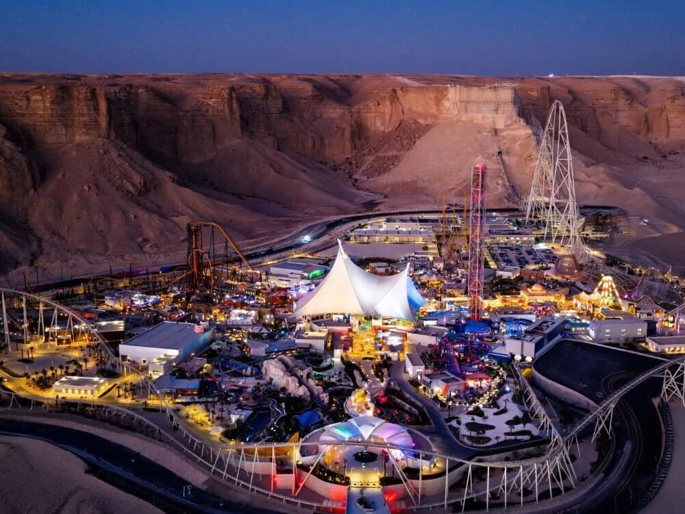 باقة لشخصين 3 ليال في فندق 5 نجوم  وتذاكر Six Flags الذهبية 